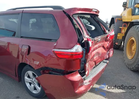 2020 Toyota Sienna Le z USA, uszkodzony, nr VIN 5TDKZ3DC3LS041941